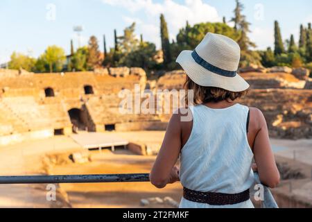 Römische Ruinen von Merida, eine junge Frau, die das römische Amphitheater besucht. Extremadura, Spanien Stockfoto