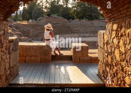 Merida römische Ruinen, eine junge Frau, die im römischen Amphitheater sitzt. Estremadura Stockfoto