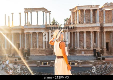 Merida römische Ruinen, ein junger Tourist, der das römische Theater bei Sonnenuntergang besucht. Extremadura, Spanien Stockfoto