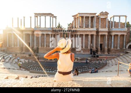 Römische Ruinen von Merida, ein junger Tourist im Kleid, der das römische Theater besucht. Extremadura, Spanien Stockfoto