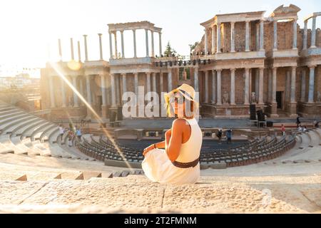 Römische Ruinen von Merida, ein junger Tourist, der das römische Theater besucht. Extremadura, Spanien Stockfoto