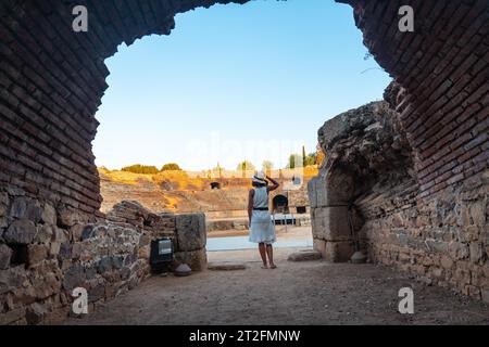 Römische Ruinen von Merida, eine junge Frau in der Grube des römischen Amphitheaters. Extremadura, Spanien Stockfoto