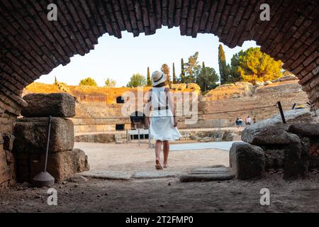 Römische Ruinen von Merida, ein junger Tourist im römischen Amphitheater von innen. Extremadura, Spanien Stockfoto