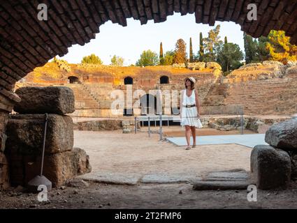 Römische Ruinen von Merida, ein junger Tourist im römischen Amphitheater in der Grube. Extremadura, Spanien Stockfoto