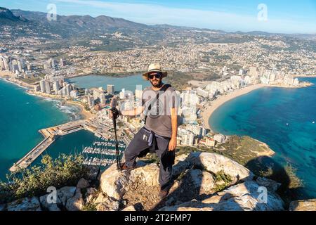 Ein junger Wanderer auf der Spitze des Naturparks Penon de Ifach in Calpe, Valencia, Valencia, Gemeinde Valencia. Spanien. Mittelmeer. Blick auf den Kantal Stockfoto