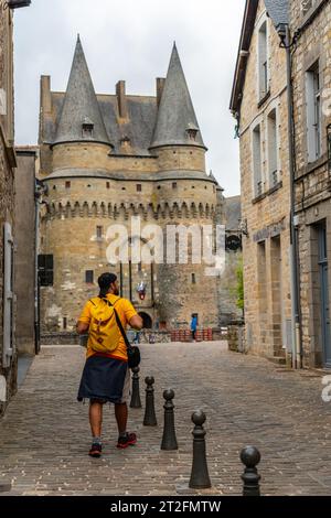 Ein junger Tourist in der mittelalterlichen Burg Vitre. Département Ille-et-Vilaine, Region Bretagne, Frankreich Stockfoto