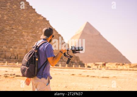 Ein junger Fotograf in der Pyramide von Cheops, der größten Pyramide. Die Pyramiden von Gizeh sind das älteste Grabdenkmal der Welt. In der Stadt von Stockfoto