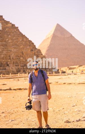 Ein junger Fotograf in der Pyramide von Cheops, der größten Pyramide. Die Pyramiden von Gizeh sind das älteste Grabdenkmal der Welt. In der Stadt von Stockfoto