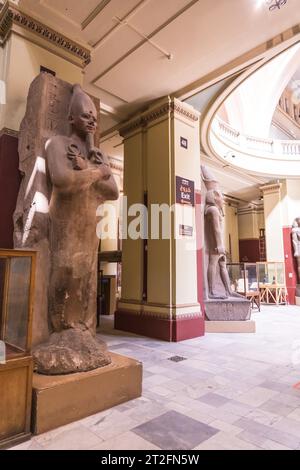 Kairo, Ägypten, Oktober 2020: Die wunderschönen ägyptischen Skulpturen der alten ägyptischen Pharaonen im Ägyptischen Museum in Kairo Stockfoto