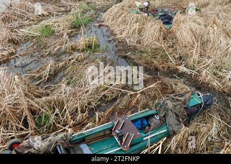 Camp eines Naturfotografen in einem Feuchtgebiet, lebt in der Natur, Naturpark Peenetal Flusslandschaft, Mecklenburg-Vorpommern, Deutschland Stockfoto