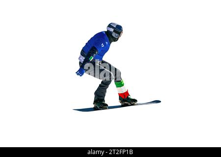 Männliche italienische Snowboarder springen Tropfen im Snowboardwettbewerb isoliert auf weißem Hintergrund Stockfoto