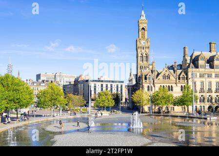 Bradford Town Hall Uhrenturm Bradford City Hall Stadtzentrum von Bradford mit Springbrunnen am Centenary Square Bradford Yorkshire England Großbritannien GB Europa Stockfoto