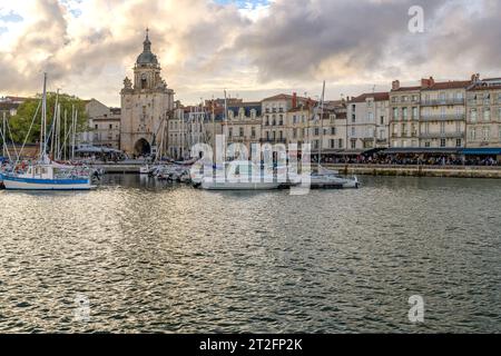 Alter Hafen mit Yachten und Fischerbooten, die in Abendlicht getaucht sind, in der wunderschönen Küstenstadt La Rochelle an der Westküste Frankreichs. Stockfoto