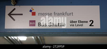 Impressionen Buchmesse 19.10.2023 75. Frankfurter Buchmesse 2023 75 TIMES Fachmesse für Bücher und Verlage fbm2023 Schild Messe Bus huttle im Parkhaus Frankfurt Main Hessen Deutschland *** Impressionen Buchmesse 19 10 2023 75 Frankfurter Buchmesse 2023 75 MAL Fachmesse für Bücher und Verlage fbm2023 Schildermesse Bus Shuttle im Parkhaus Frankfurt Main Hessen Deutschland Credit: Imago/Alamy Live News Stockfoto