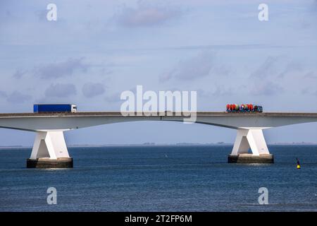 Die mehr als 5 km lange Zeelandbrücke über die Ossterschelde verbindet Noord-Beveland und Schouwen-Duiveland in Zeeland, Niederlande. Matrize 5 Stockfoto