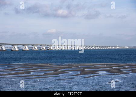 Die mehr als 5 km lange Zeelandbrücke über die Ossterschelde verbindet Noord-Beveland und Schouwen-Duiveland in Zeeland, Niederlande. Matrize 5 Stockfoto