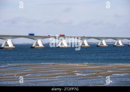 Die mehr als 5 km lange Zeelandbrücke über die Ossterschelde verbindet Noord-Beveland und Schouwen-Duiveland in Zeeland, Niederlande. Matrize 5 Stockfoto