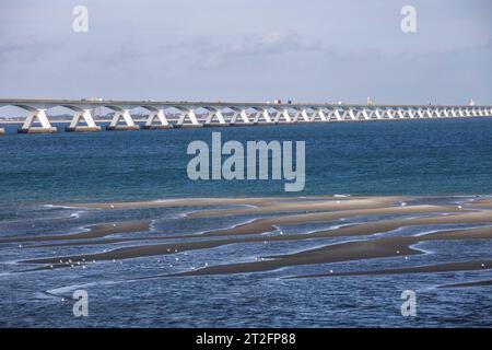 Die mehr als 5 km lange Zeelandbrücke über die Ossterschelde verbindet Noord-Beveland und Schouwen-Duiveland in Zeeland, Niederlande. Matrize 5 Stockfoto