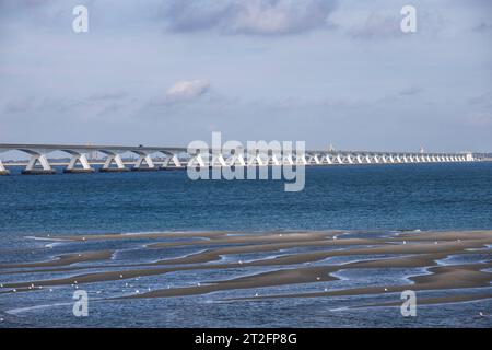 Die mehr als 5 km lange Zeelandbrücke über die Ossterschelde verbindet Noord-Beveland und Schouwen-Duiveland in Zeeland, Niederlande. Matrize 5 Stockfoto