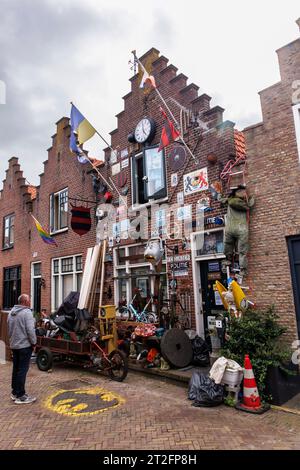 Zierikzee auf der Halbinsel Schouwen-Duiveland, bizarr dekoriertes Haus an der Krepelstraat, Zeeland, Niederlande. Zierikzee auf der Insel Schouwen-Duive Stockfoto