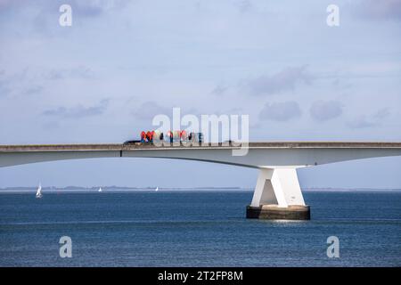 Die mehr als 5 km lange Zeelandbrücke über die Ossterschelde verbindet Noord-Beveland und Schouwen-Duiveland in Zeeland, Niederlande. Matrize 5 Stockfoto