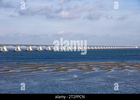 Die mehr als 5 km lange Zeelandbrücke über die Ossterschelde verbindet Noord-Beveland und Schouwen-Duiveland in Zeeland, Niederlande. Matrize 5 Stockfoto