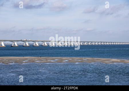 Die mehr als 5 km lange Zeelandbrücke über die Ossterschelde verbindet Noord-Beveland und Schouwen-Duiveland in Zeeland, Niederlande. Matrize 5 Stockfoto