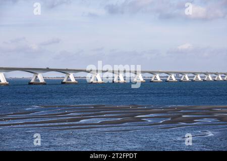 Die mehr als 5 km lange Zeelandbrücke über die Ossterschelde verbindet Noord-Beveland und Schouwen-Duiveland in Zeeland, Niederlande. Matrize 5 Stockfoto