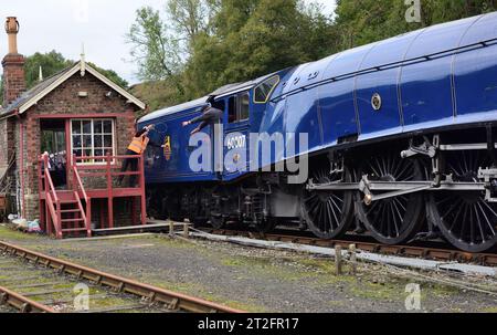 Klasse A4 Pacific No. 60007 Sir Nigel Gresley tauschte die Einbahnmarke an der Station Goathland an der North Yorkshire Moors Railway ein Stockfoto