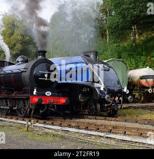 LNER Class A4 Pacific No 60007 Sir Nigel Gresley und NER Class P3 No 2392 am Bahnhof Goathland an der North Yorkshire Moors Railway. Stockfoto