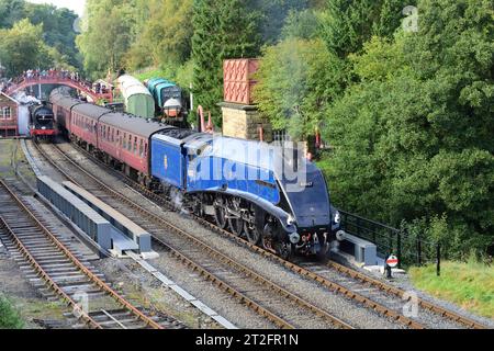 LNER Class A4 Pacific No. 60007 (4498) Sir Nigel Gresley an der Station Goathland an der North Yorkshire Moors Railway während ihrer 50-jährigen Jubiläumsgala. Stockfoto