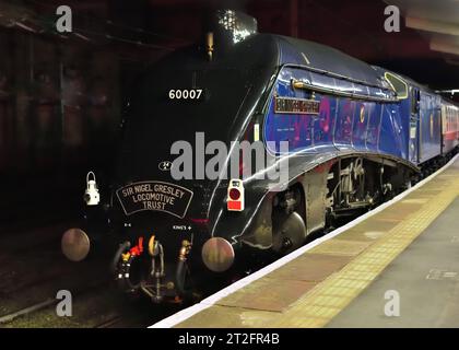 LNER Class A4 Pacific No. 60007 Sir Nigel Gresley am Bahnhof Crewe nach der Ankunft mit der Fellsman-Zugfahrt von Carlisle. 20.09.2023. Stockfoto