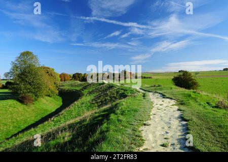 Exponierter Kreideweg entlang des äußeren Ufers des Steinkreises Avebury, Wiltshire, England, ein Weltkulturerbe. Stockfoto