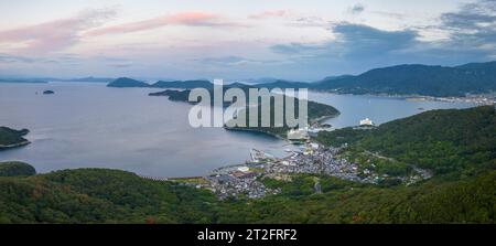 Sonnenaufgangsfarbe am Himmel über den Küsteninseln und dem kleinen Dorf auf Shodoshima Stockfoto