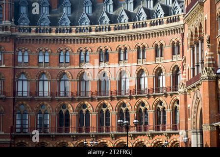 St. Pancras Renaissance Hotel mit Außendetails, historische viktorianische Architektur in King's Cross, London, England Stockfoto