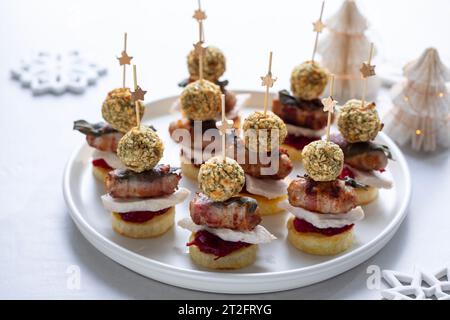 Kanapees mit Bratkartoffeln, truthahn, Füllung und Wurst Stockfoto