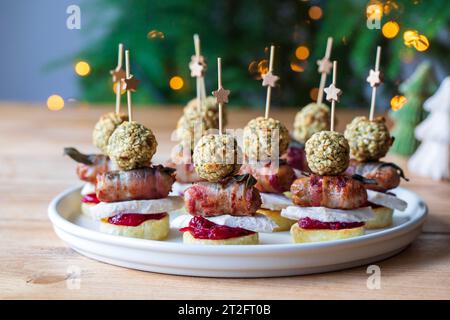 Kanapees mit Bratkartoffeln, truthahn, Füllung und Wurst Stockfoto