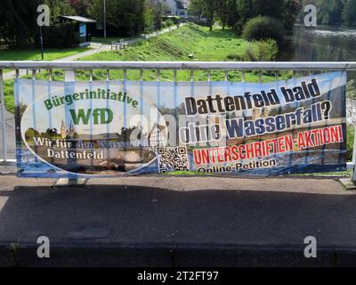 Bürgerinitiative zum Erhalt des Wasserfalls in der Sieg Dattenfeld ohne Wasserfall - undenkbar *** Bürgerinitiative zum Erhalt des Wasserfalls im Sieg Dattenfeld ohne Wasserfall undenkbar Credit: Imago/Alamy Live News Stockfoto