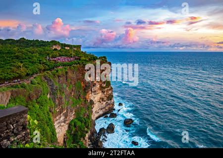 Pura Luhur Uluwatu. Sonnenuntergang an der Küste der Insel Bali, Indonesien. Stockfoto