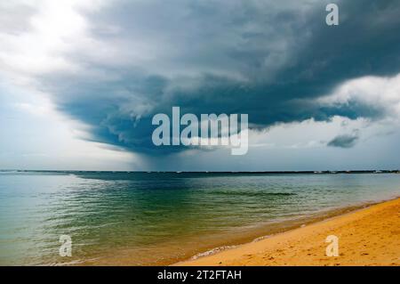 Ein Sturm kommt an der Küste von Bali Island, Indonesien Stockfoto