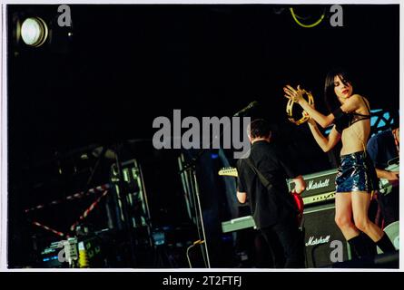 PJ HARVEY, READING FESTIVAL, 2001: PJ Harvey Plays the Main Stage at Reading Festival, England, UK, 24. August 2001. Foto: ROB WATKINS. INFO: PJ Harvey ist eine renommierte britische Singer-Songwriterin und Musikerin, die für ihre unverwechselbare Stimme und ihren eklektischen Stil bekannt ist. Mit mehreren Auszeichnungen, darunter dem Mercury Prize, umfasst ihr einflussreiches Werk Rock, Punk und alternative Genres und macht sie zu einer Schlüsselfigur in der zeitgenössischen Musik. Stockfoto