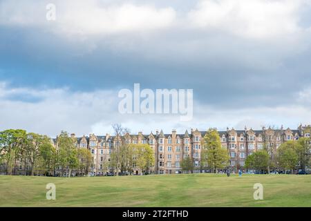 Der Wiesen Park im Frühjahr. Wunderschöne rosa Kirschblüte oder Sakura. In Edinburgh, Schottland Stockfoto