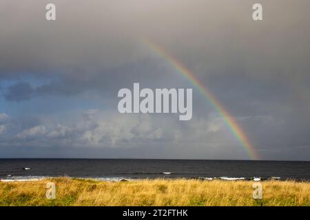 Hermosa vista del oceano Atlántico con arco iris en Alnes, pintoresco pueblo en la isla Godoy, Noruega Stockfoto