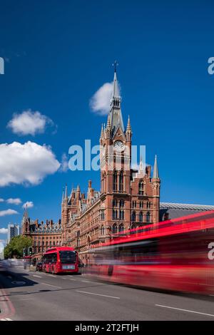 Held-Aufnahme des spektakulären und ikonischen St Pancras Renaissance London Hotels in Kings Cross London an einem sonnigen Sommertag mit blauem Himmel Stockfoto