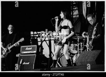 PJ HARVEY, READING FESTIVAL, 2001: PJ Harvey Plays the Main Stage at Reading Festival, England, UK, 24. August 2001. Foto: ROB WATKINS. INFO: PJ Harvey ist eine renommierte britische Singer-Songwriterin und Musikerin, die für ihre unverwechselbare Stimme und ihren eklektischen Stil bekannt ist. Mit mehreren Auszeichnungen, darunter dem Mercury Prize, umfasst ihr einflussreiches Werk Rock, Punk und alternative Genres und macht sie zu einer Schlüsselfigur in der zeitgenössischen Musik. Stockfoto