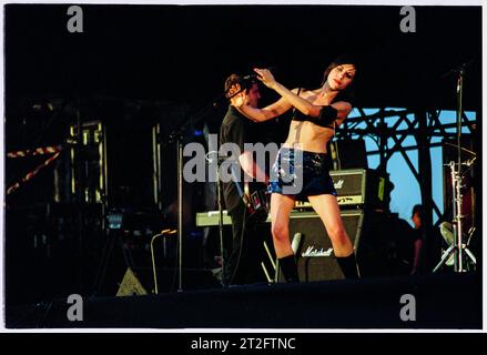 PJ HARVEY, READING FESTIVAL, 2001: PJ Harvey Plays the Main Stage at Reading Festival, England, UK, 24. August 2001. Foto: ROB WATKINS. INFO: PJ Harvey ist eine renommierte britische Singer-Songwriterin und Musikerin, die für ihre unverwechselbare Stimme und ihren eklektischen Stil bekannt ist. Mit mehreren Auszeichnungen, darunter dem Mercury Prize, umfasst ihr einflussreiches Werk Rock, Punk und alternative Genres und macht sie zu einer Schlüsselfigur in der zeitgenössischen Musik. Stockfoto