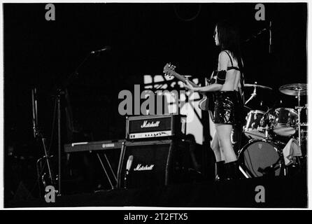 PJ HARVEY, READING FESTIVAL, 2001: PJ Harvey Plays the Main Stage at Reading Festival, England, UK, 24. August 2001. Foto: ROB WATKINS. INFO: PJ Harvey ist eine renommierte britische Singer-Songwriterin und Musikerin, die für ihre unverwechselbare Stimme und ihren eklektischen Stil bekannt ist. Mit mehreren Auszeichnungen, darunter dem Mercury Prize, umfasst ihr einflussreiches Werk Rock, Punk und alternative Genres und macht sie zu einer Schlüsselfigur in der zeitgenössischen Musik. Stockfoto