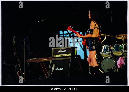 PJ HARVEY, READING FESTIVAL, 2001: PJ Harvey Plays the Main Stage at Reading Festival, England, UK, 24. August 2001. Foto: ROB WATKINS. INFO: PJ Harvey ist eine renommierte britische Singer-Songwriterin und Musikerin, die für ihre unverwechselbare Stimme und ihren eklektischen Stil bekannt ist. Mit mehreren Auszeichnungen, darunter dem Mercury Prize, umfasst ihr einflussreiches Werk Rock, Punk und alternative Genres und macht sie zu einer Schlüsselfigur in der zeitgenössischen Musik. Stockfoto