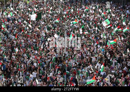 Algier. Oktober 2023. Menschen nehmen an einem Protest Teil, um ihre Unterstützung für die Palästinenser in Algier, Algerien, am 19. Oktober 2023 zu äußern. Quelle: Xinhua/Alamy Live News Stockfoto