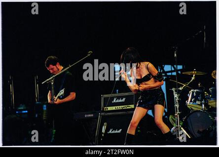 PJ HARVEY, READING FESTIVAL, 2001: PJ Harvey Plays the Main Stage at Reading Festival, England, UK, 24. August 2001. Foto: ROB WATKINS. INFO: PJ Harvey ist eine renommierte britische Singer-Songwriterin und Musikerin, die für ihre unverwechselbare Stimme und ihren eklektischen Stil bekannt ist. Mit mehreren Auszeichnungen, darunter dem Mercury Prize, umfasst ihr einflussreiches Werk Rock, Punk und alternative Genres und macht sie zu einer Schlüsselfigur in der zeitgenössischen Musik. Stockfoto